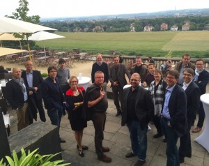 Die Teilnehmer der 22. CHEFRUNDE in Dresden mit den Gastgebern von der „Sächsischen Zeitung“ Uwe Vetterick und Carsten Dittmann (Bildmitte hinten) 